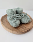 Chaussons de bébé tricotés main à lacer