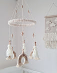 Mobile "Boho" avec trois arcs-en-ciel et pompons