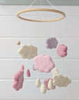 Mobile nuages en feutre, version rose