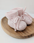 Chaussons de bébé tricotés main à lacer