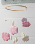 Mobile nuages en feutre, version rose