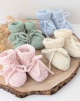 Chaussons de bébé tricotés main à lacer