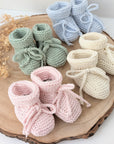 Chaussons de bébé tricotés main à lacer