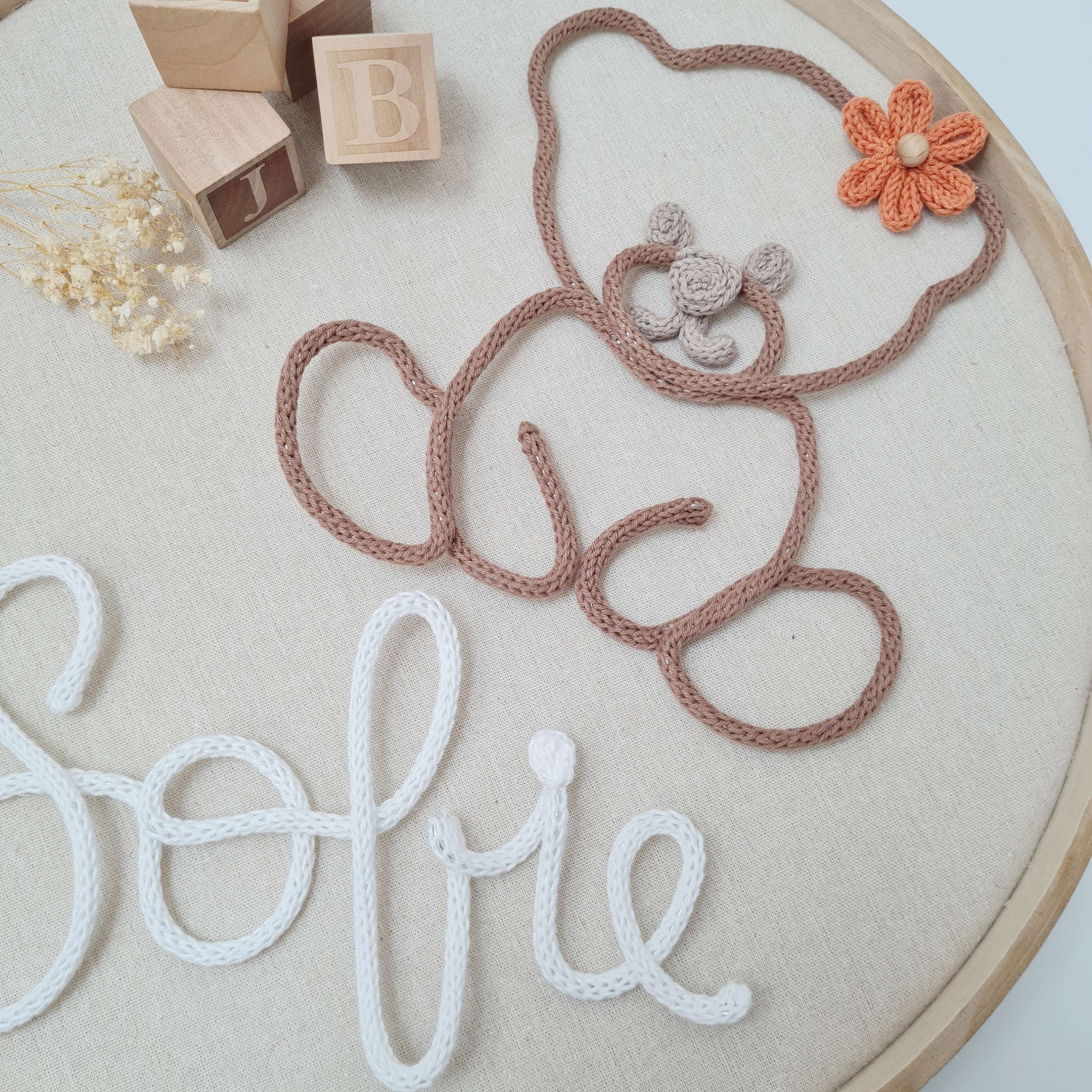 Ours / Teddy en fil tricoté, accessoire fleur ou ruban