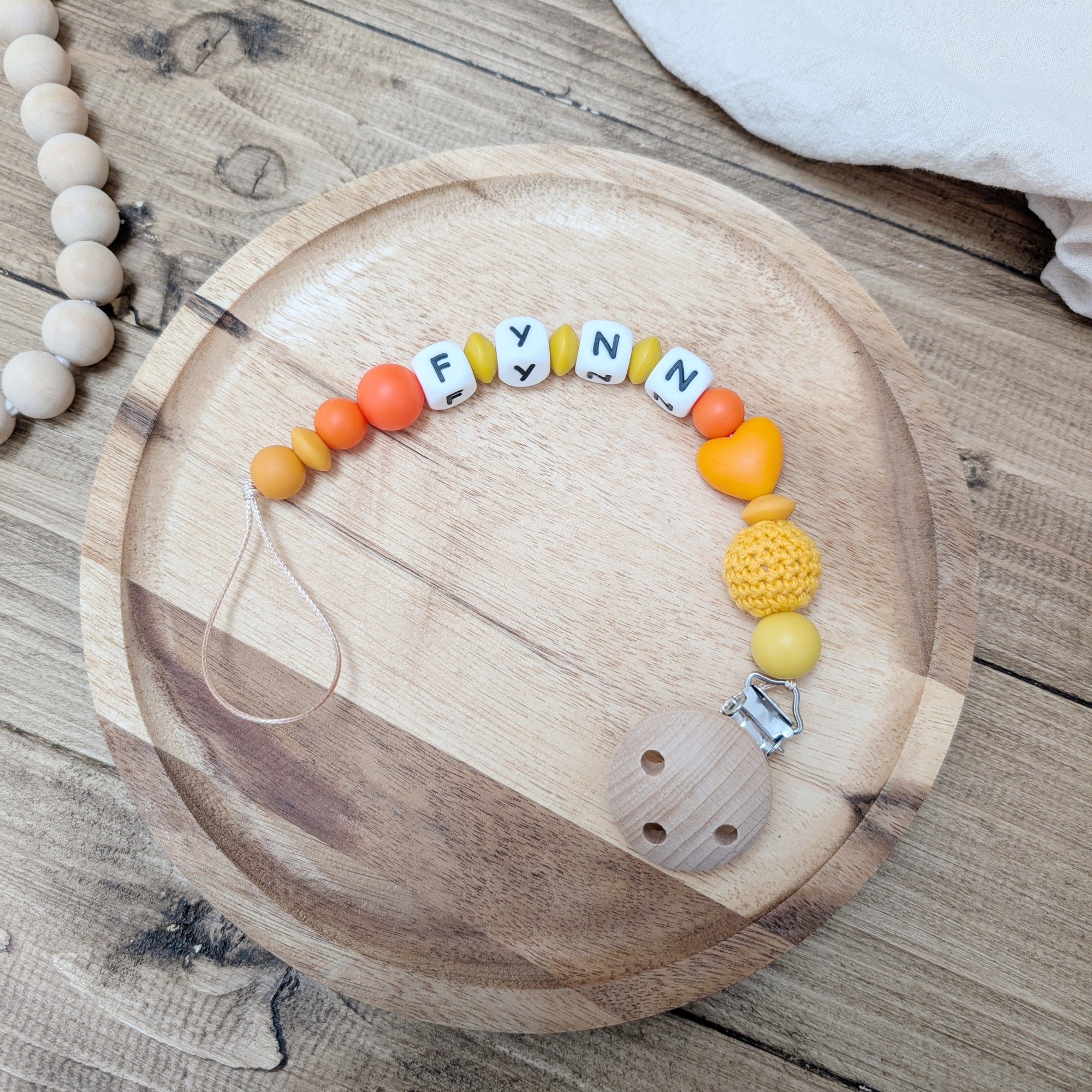 Attache-tétine "cœur orange"